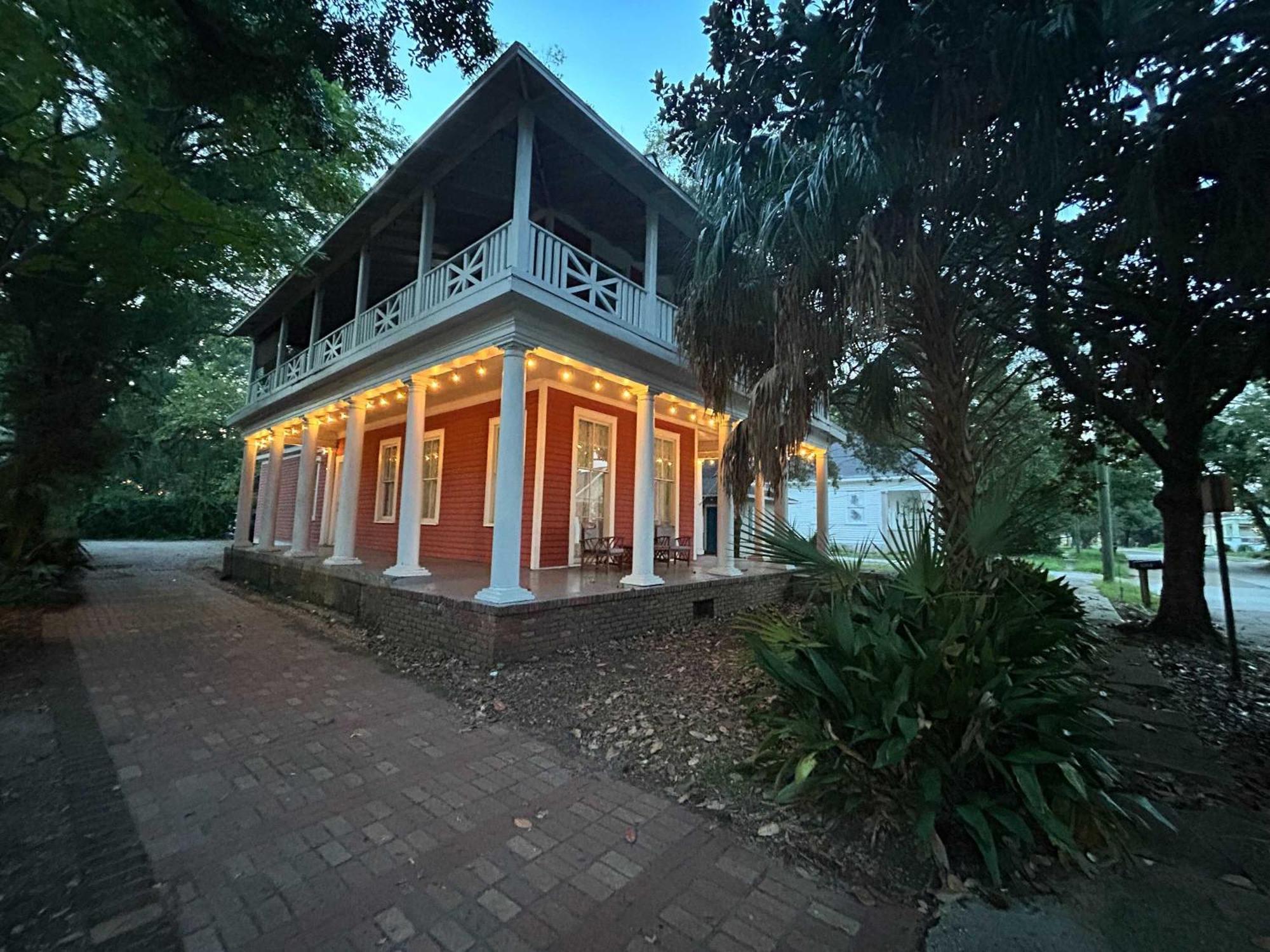 Pretty Peach Palace-Historic, Mins To Downtown Mobile Exterior photo